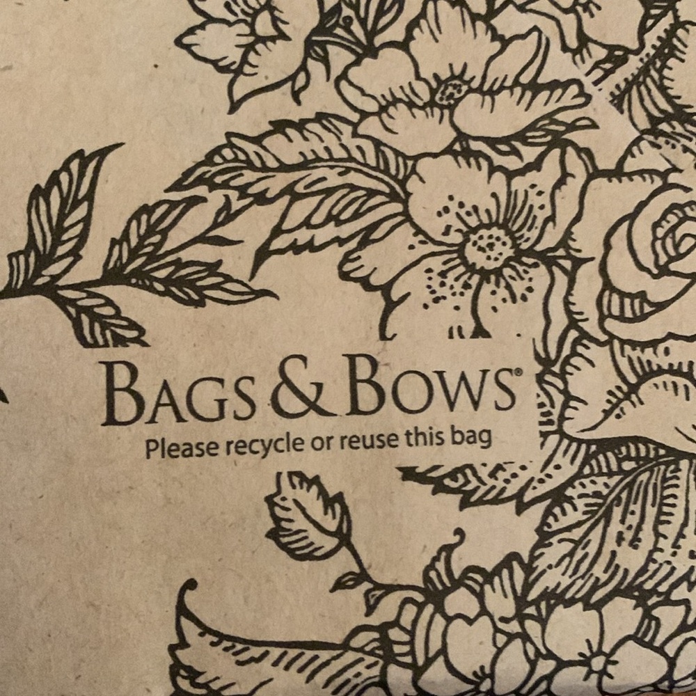 NWOT Bags & Bows Set of 8 neutral 8” by 10” gift bags w hydrangea, rose pattern - Picture 7 of 7